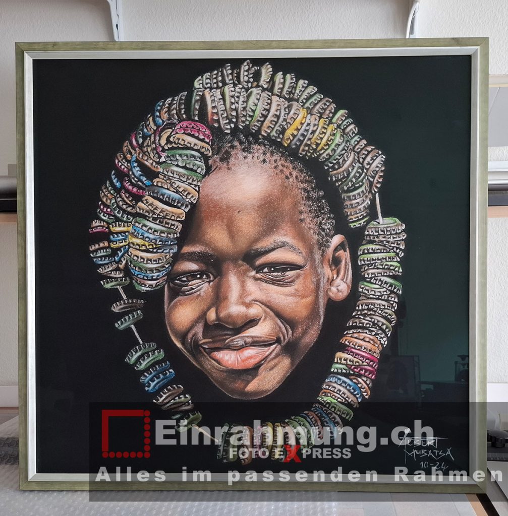 Einrahmung Holzrahmen mit Silberkante auf Hellgrünem Rahmen mit UV70 Antireflex-Glas -Affrikanisches Gesicht mit Haarschmuck