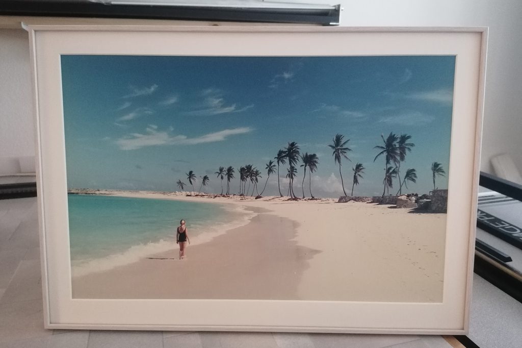 Einrahmung eines alten Ferienfotos mit Entspiegeltem Glas- Alurahmen mit Holzfurnier